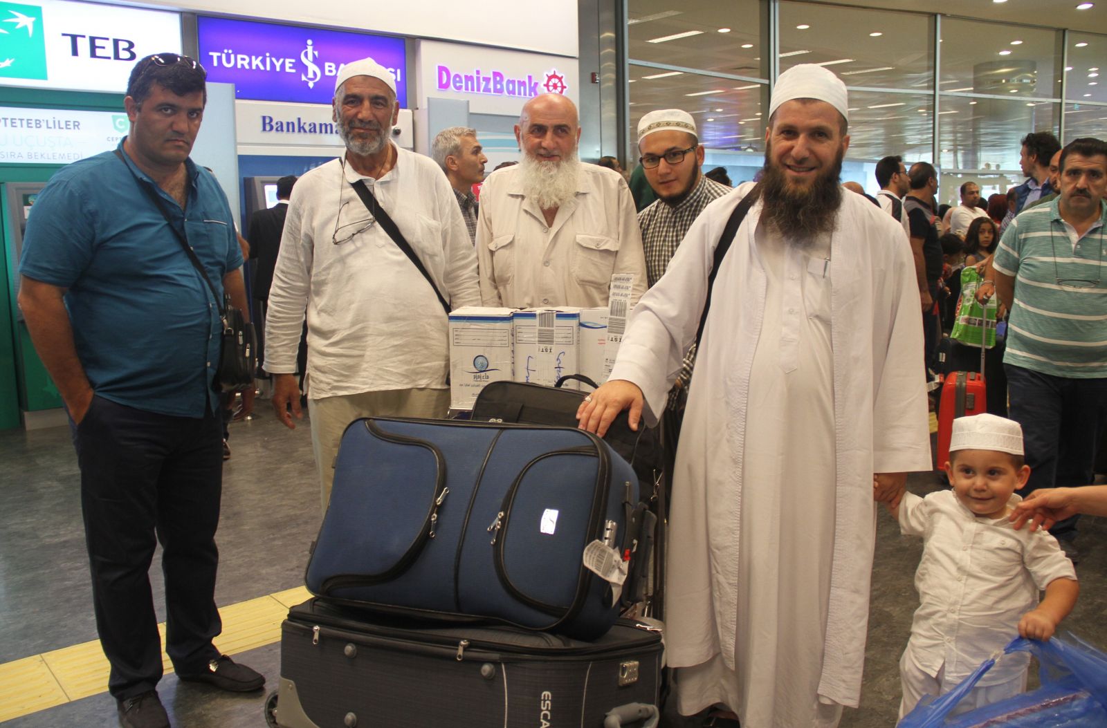 Kutsal topraklardan dönen hacılar sevinç gözyaşlarıyla karşılandı