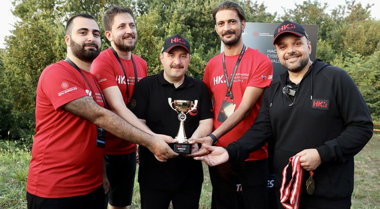TEKNOFEST Hack Karadeniz’de aranan hackerların Bakan Varank ile Ali Taha Koç olduğu ortaya çıktı TEKNOFEST Hack Karadeniz’de aranan hackerların Bakan Varank ile Ali Taha Koç olduğu ortaya çıktı
