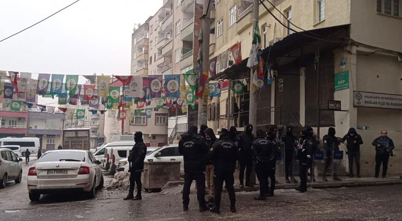 Diyarbakır’da DBP İl binasına operasyon: Semra Güzel’in yeni fotoğrafları ortaya çıktı Diyarbakır’da DBP İl binasına operasyon: Semra Güzel’in yeni fotoğrafları ortaya çıktı