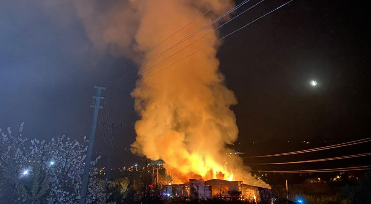 Yalova’da korkutan yangın: Alevler tüm fabrikayı sardı