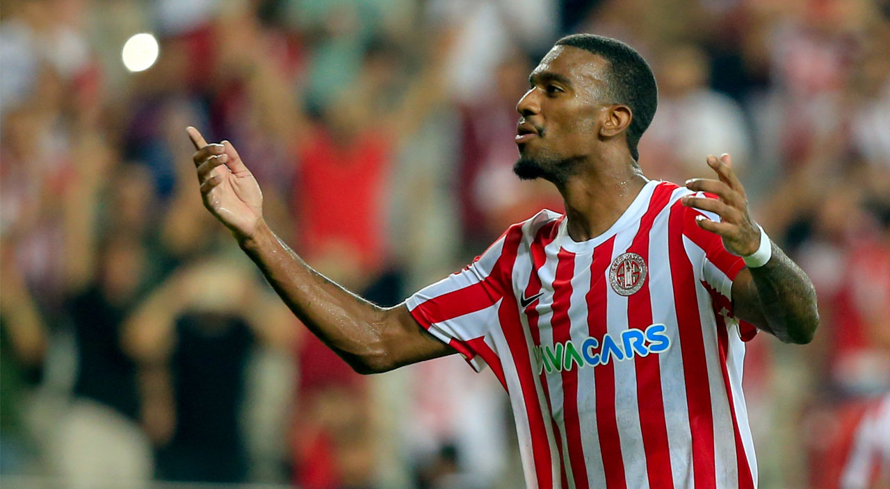 Gökdeniz Bayrakdar Antalyaspor'un Trabzonspor'a 5 attığı maçta giydiği formayı evinin duvarına asacak