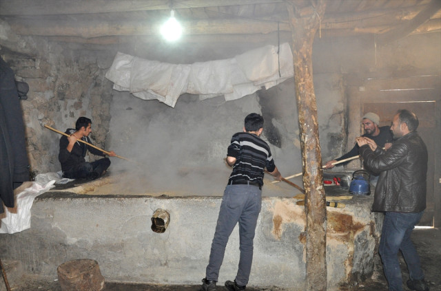 Hakkari'de taş değirmende üretilen tahinin kilosu 70 liradan satılıyor