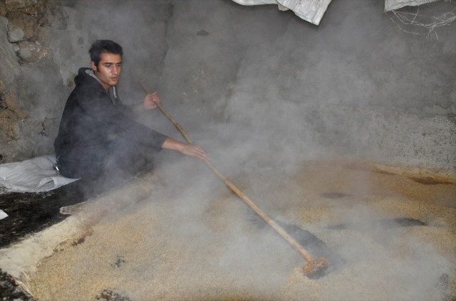 Hakkari'de taş değirmende üretilen tahinin kilosu 70 liradan satılıyor