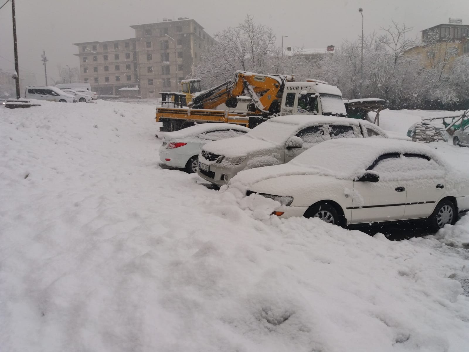 Hakkari kent merkezi beyaza büründü