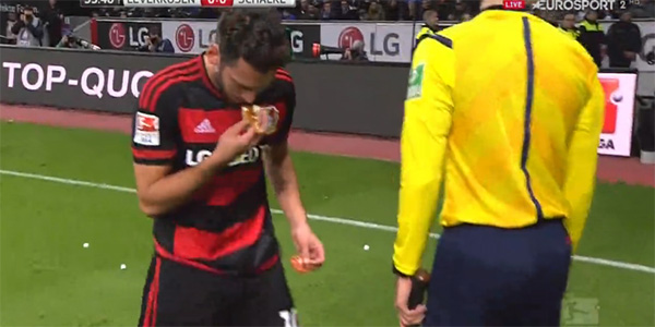 Hakan Çalhanoğlu'ndan ekmek dersi!