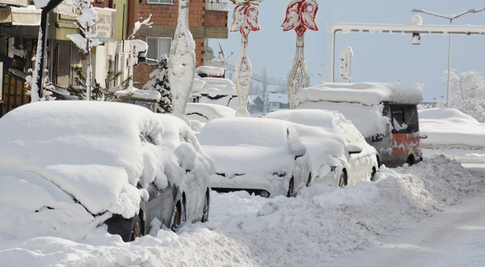 Evler ve araçlar kara gömüldü! Hayat durma noktasına geldi