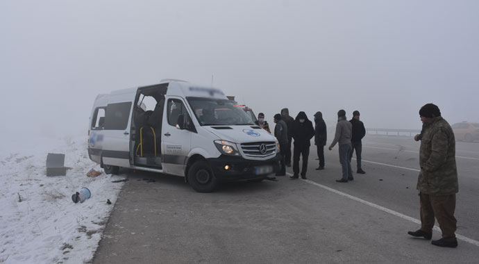 Yolcu minibüsü tırla çarpıştı: Ölü ve yaralılar var