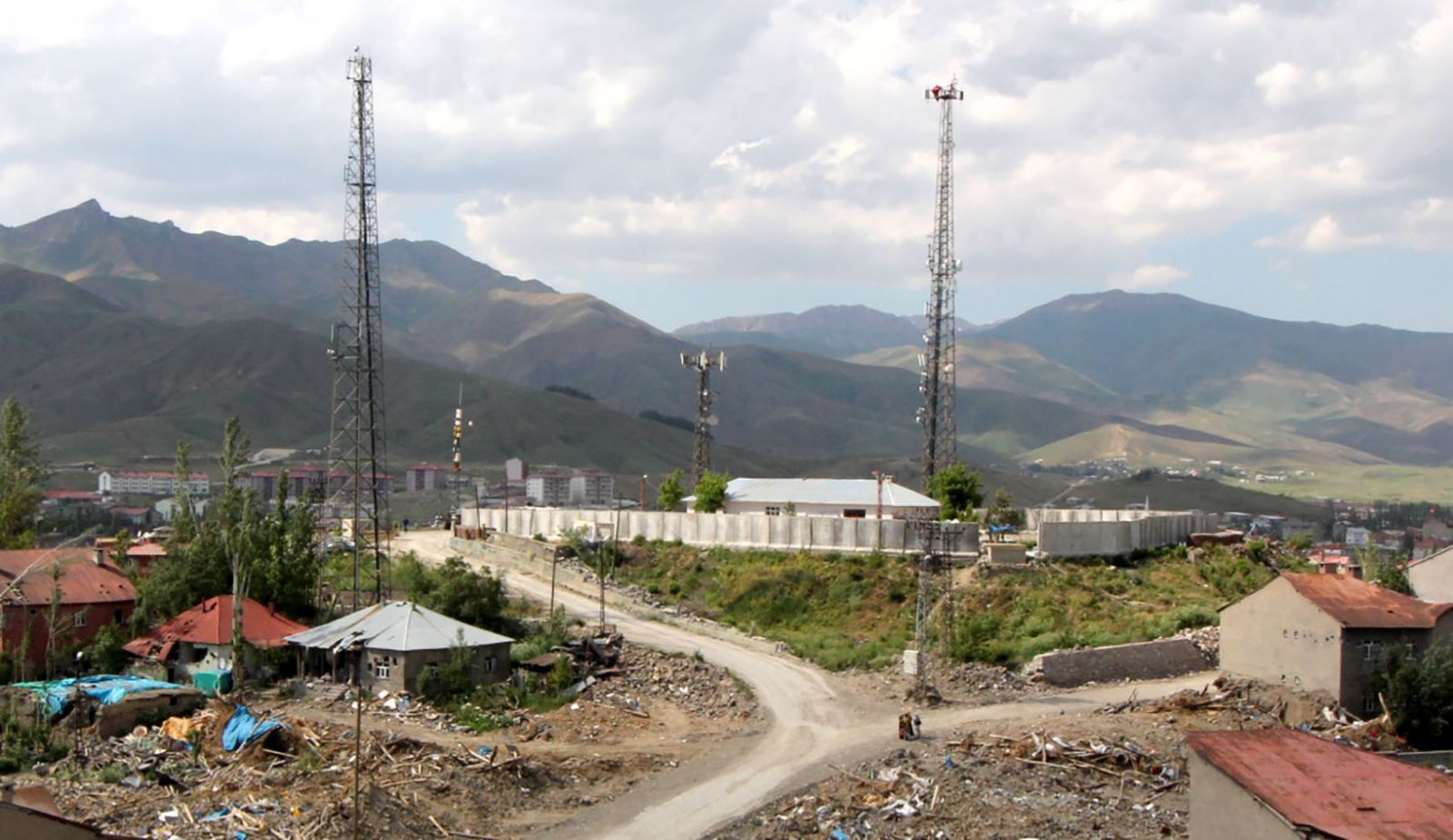 Yüksekova'da artık çukur kazamayacaklar!