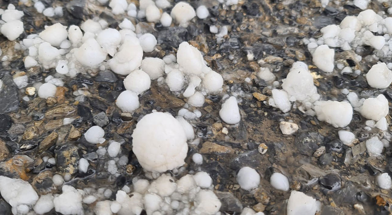 Yaza sayılı gün kala ceviz büyüklüğünde dolu yağdı, 1 kişi yaralandı