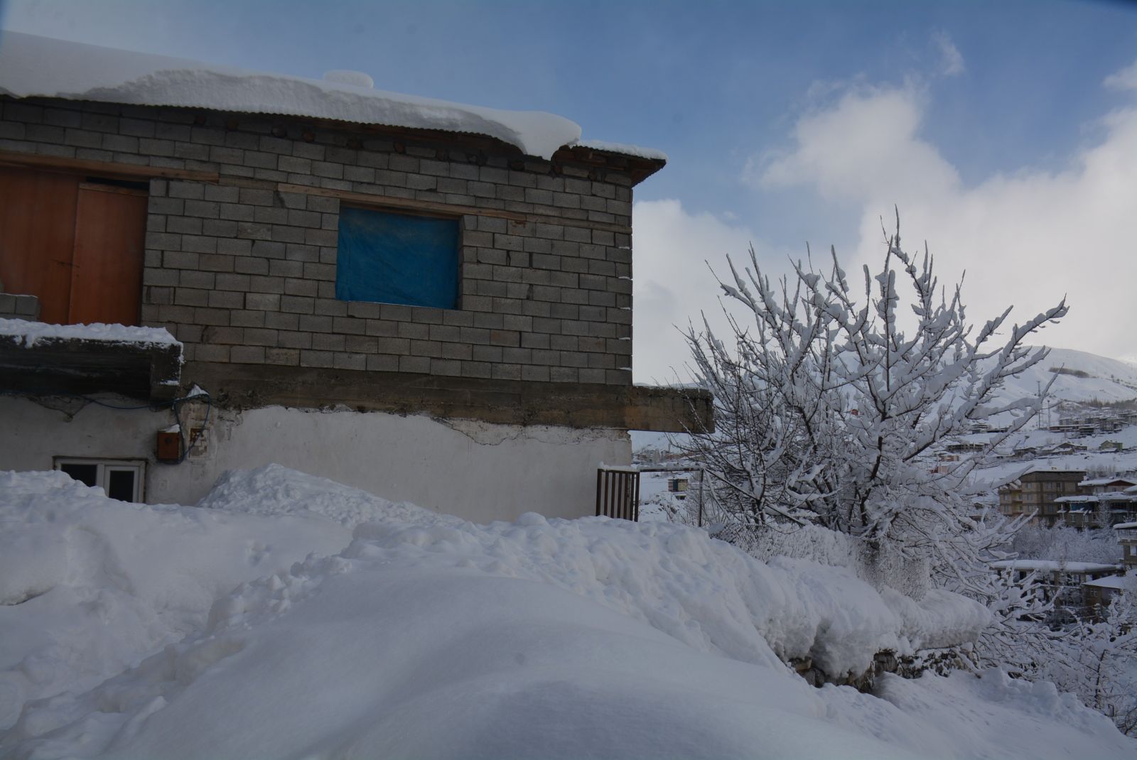 Evler ve araçlar kara gömüldü! Hayat durma noktasına geldi