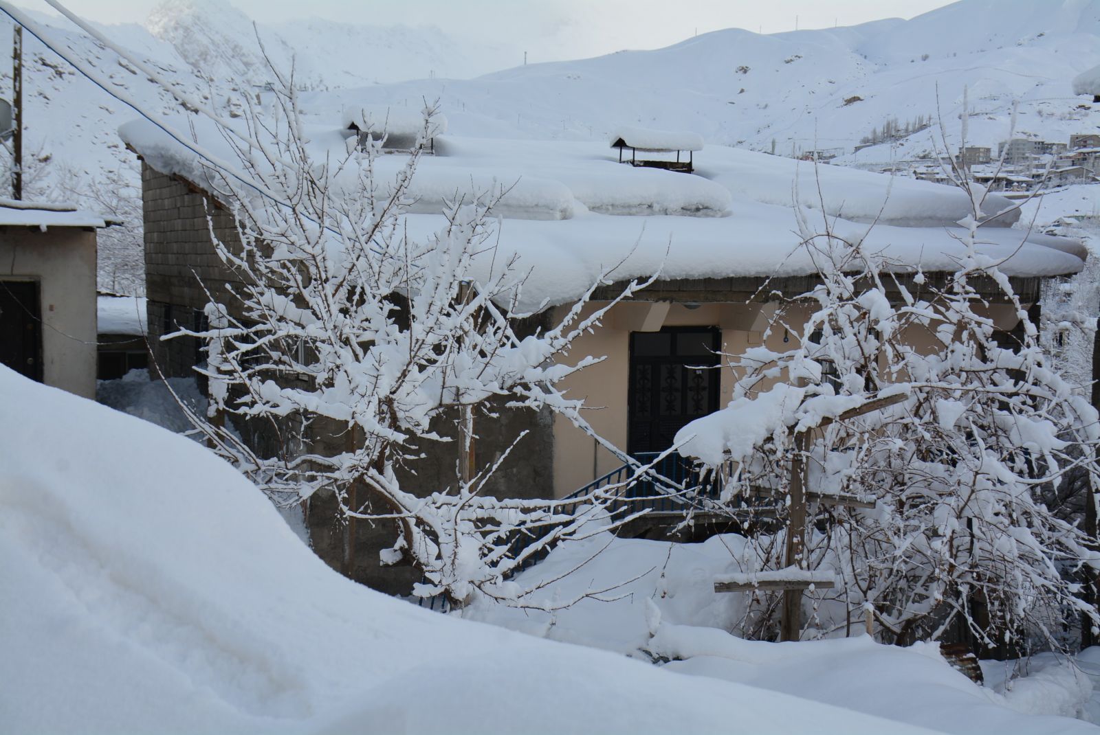 Evler ve araçlar kara gömüldü! Hayat durma noktasına geldi