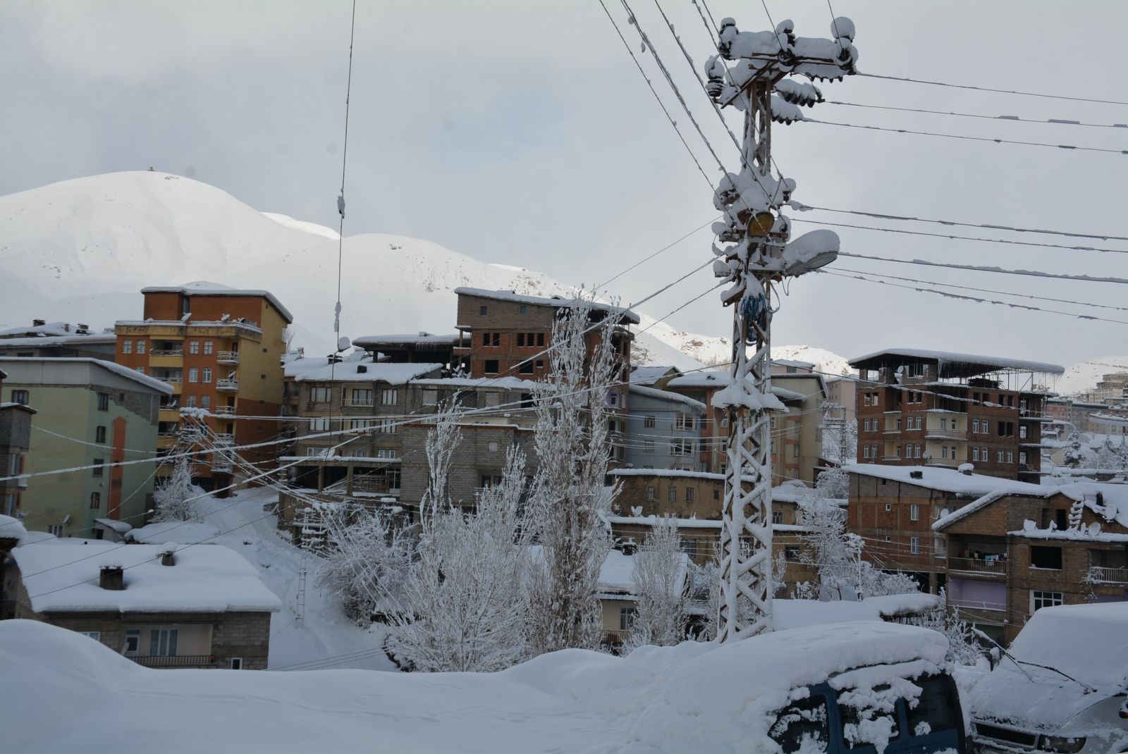 Evler ve araçlar kara gömüldü! Hayat durma noktasına geldi