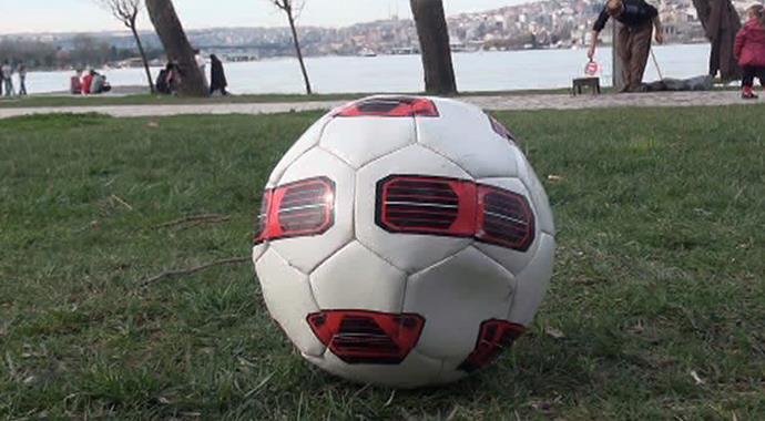 Haliç'e kaçan top sonu oldu