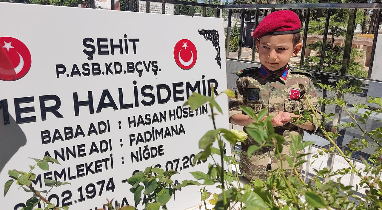 Kahraman Şehit Ömer Halisdemir'in kabrine ziyaretçi akını Kahraman Şehit Ömer Halisdemir'in kabrine ziyaretçi akını