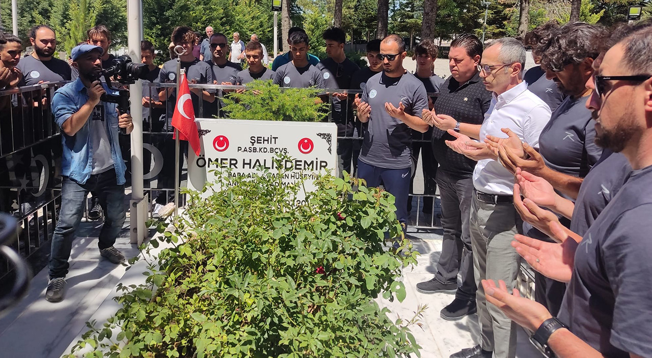 Kahraman Şehit Ömer Halisdemir'in kabrine ziyaretçi akını Kahraman Şehit Ömer Halisdemir'in kabrine ziyaretçi akını