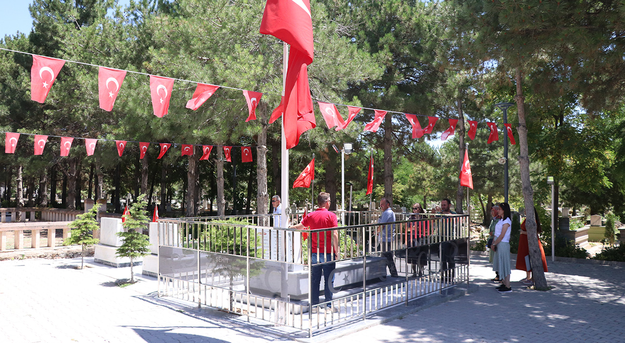 Kahraman Şehit Ömer Halisdemir'in kabrine ziyaretçi akını Kahraman Şehit Ömer Halisdemir'in kabrine ziyaretçi akını