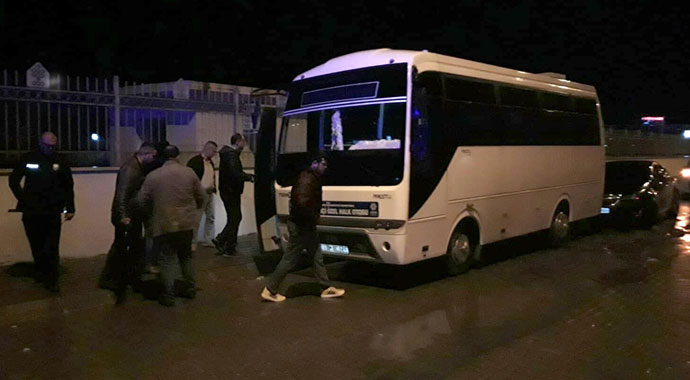 Halk otobüsünde bıçaklı saldırı kamerada