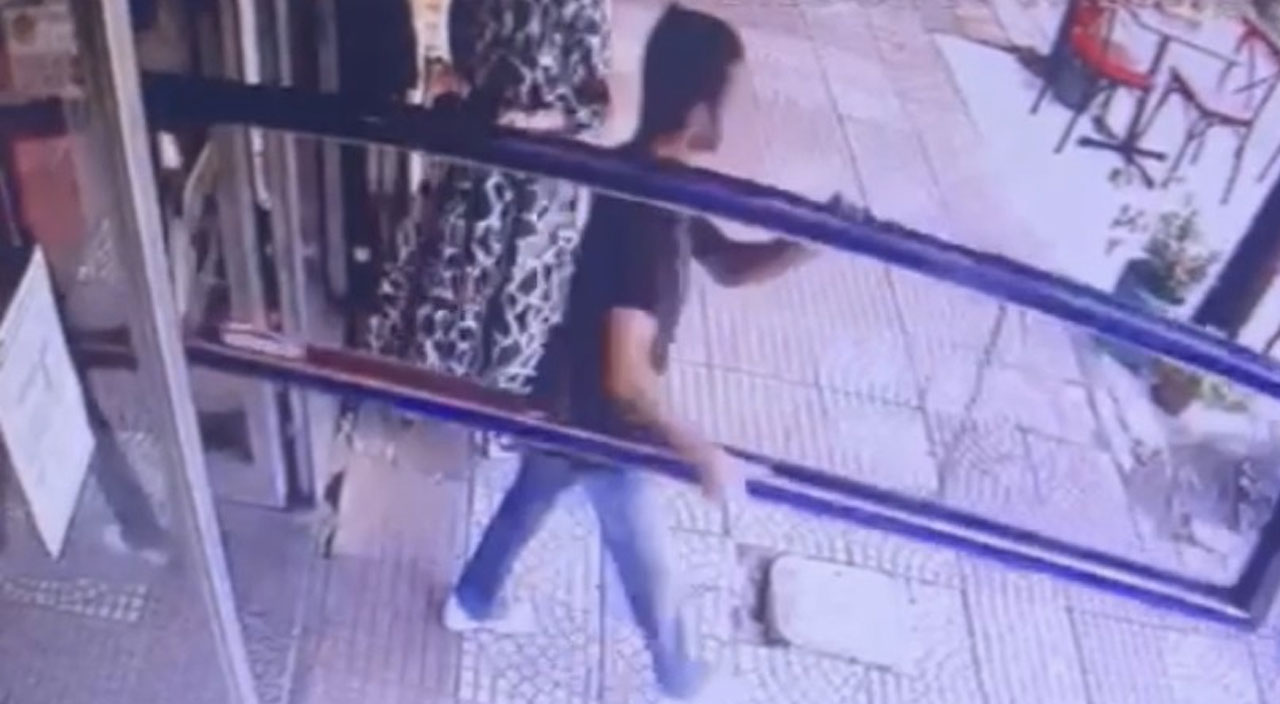 İş merkezindeki tabelayı halterci gibi kaldırıp kaşla göz arasında çaldı