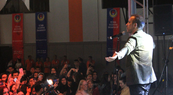Haluk Levent ve selebral palsi hastası Gizem’den anlamlı düet