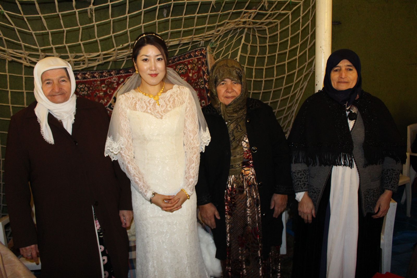 Güney Kore'den Hakkari'ye gelin geldi