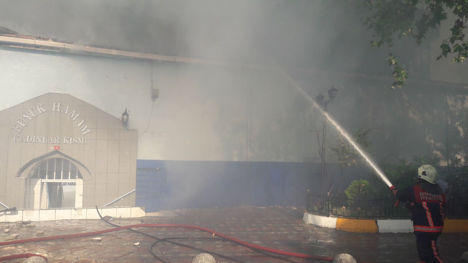 Tarihî hamam alev alev yandı, Kasımpaşa sokağa döküldü