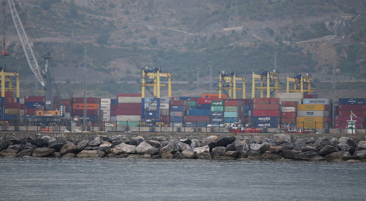 İskenderun'da su alan gemi battı, personel tahliye edildi