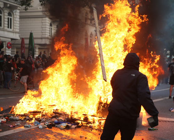 Hamburg'da gözaltı sayısı 265'e yükseldi