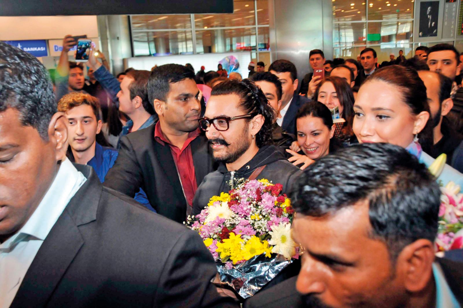 Aamir Khan izdihamı