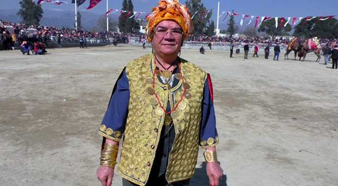 Hanımağa yine şaşırttı: 300 bin TL değerindeki altın takısı ile geldi