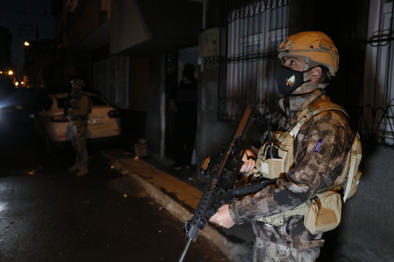 Adana'da PKK'ya şafak operasyonu: 17 gözaltı Adana'da PKK'ya şafak operasyonu: 17 gözaltı