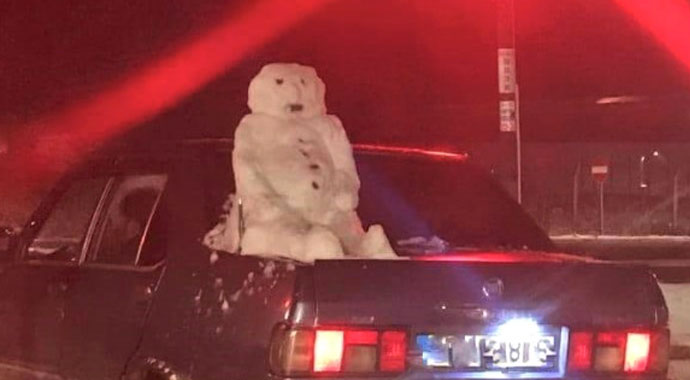 Hareket halindeki aracın üzerindekini gören telefona sarıldı