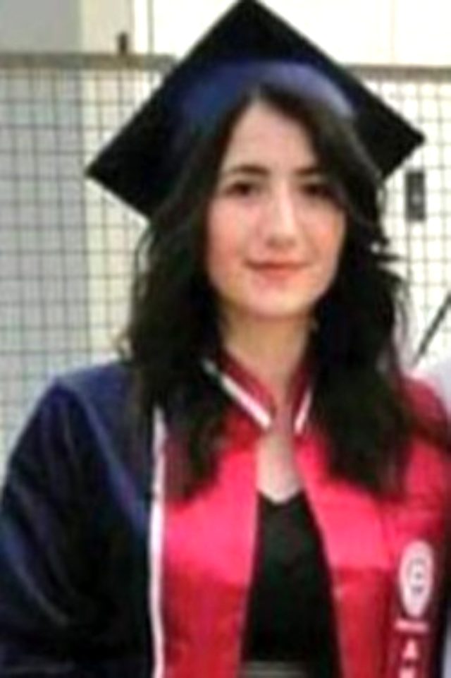 Hareket halindeki otobüsün altında kalan genç kızın korkunç ölümü kameralara yansıdı