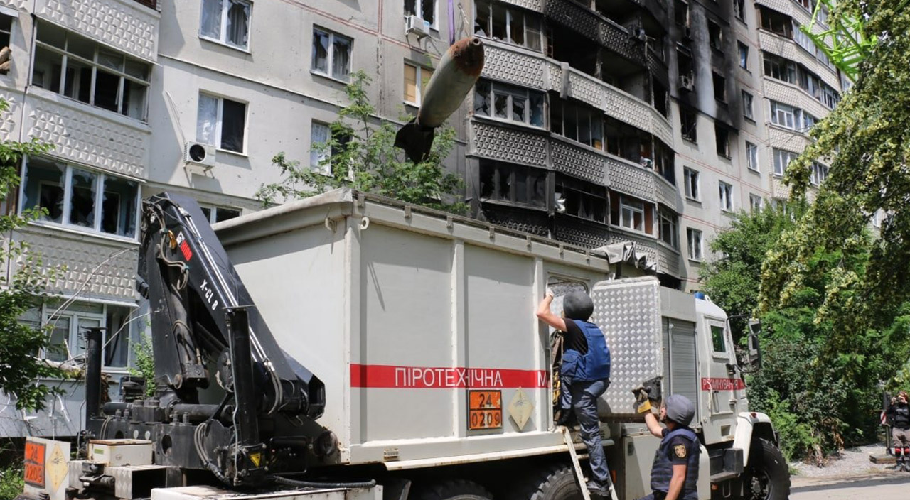 Harkov'da 9 katlı binanın çatısındaki bomba vinçle çıkarıldı