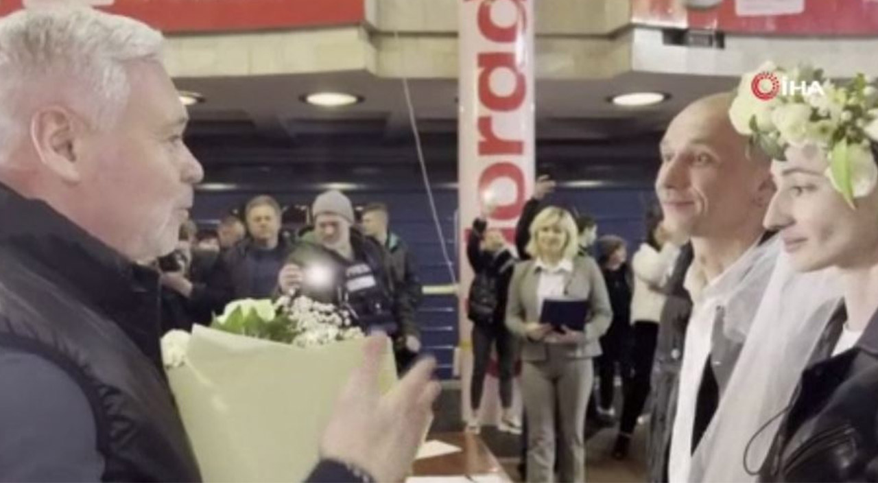 Harkov’da sığınak olan metro istasyonunda evlendiler