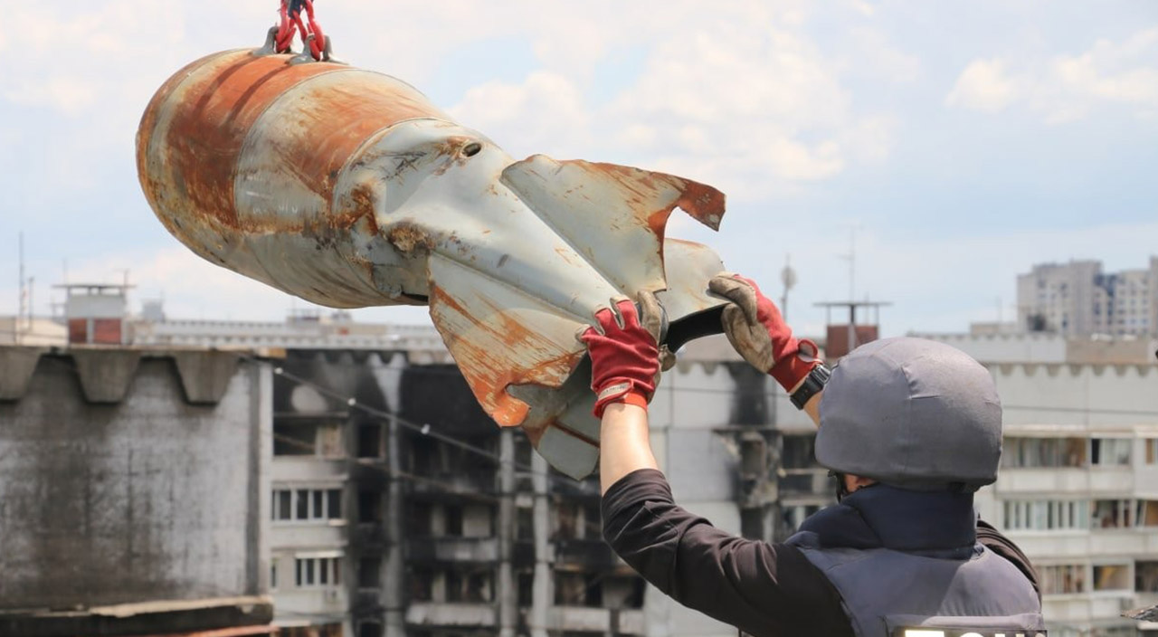 Harkov'da 9 katlı binanın çatısındaki bomba vinçle çıkarıldı