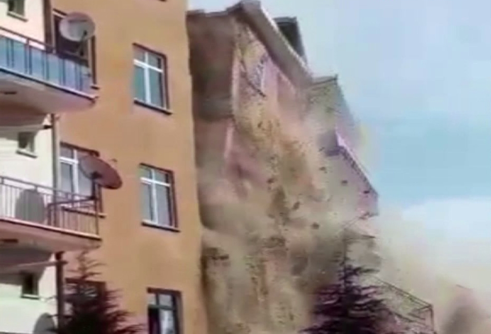 Elazığ'da hasarlı bina çöktü