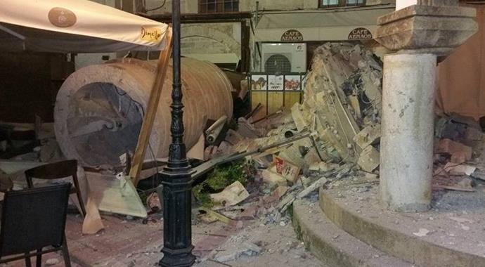 Tarihî cami depremde büyük hasar aldı