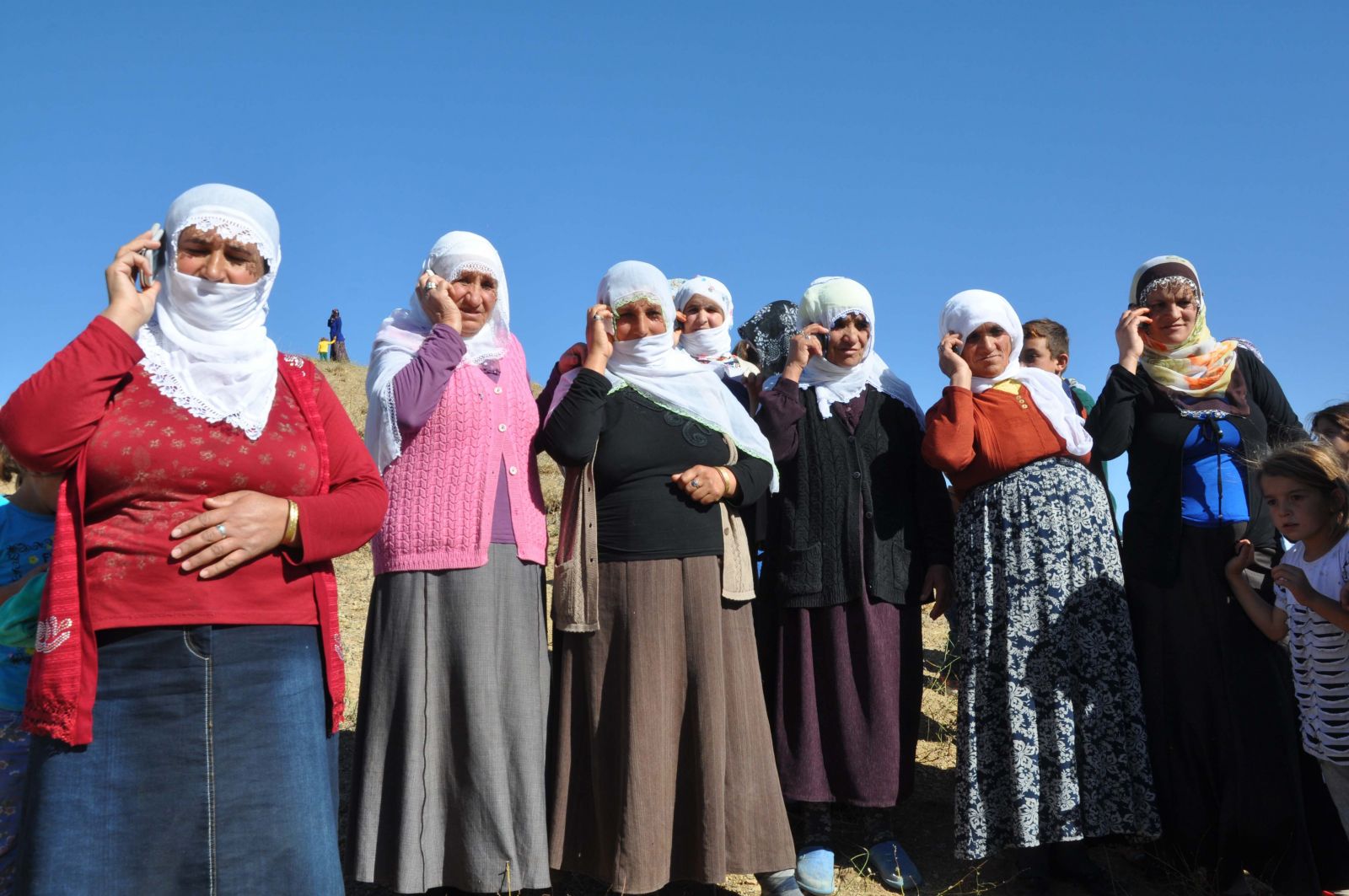 Cep telefonu ile konuşmak için minareye çıkıyorlar