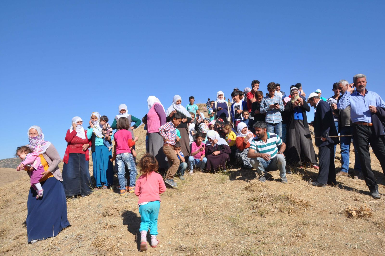 Cep telefonu ile konuşmak için minareye çıkıyorlar