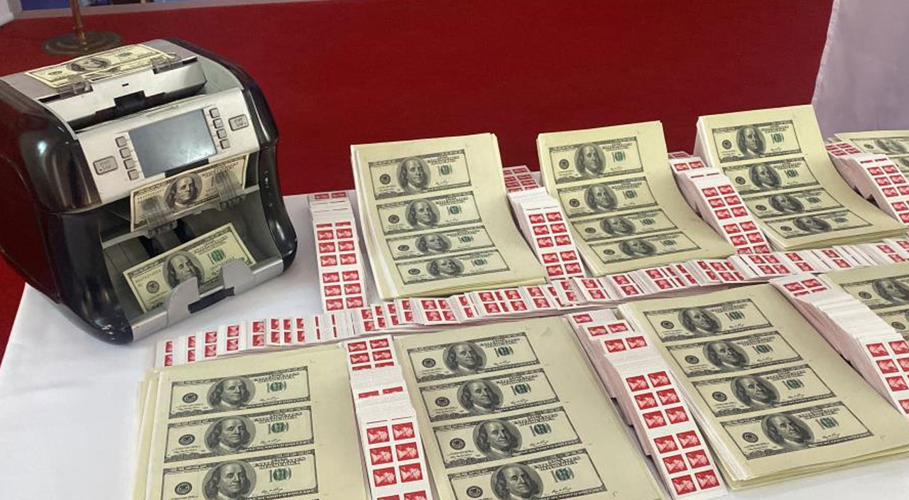 Zeytinburnu’nda sahte döviz basan iş yerine suçüstü: 40 milyon liralık dolar ele geçirildi Zeytinburnu’nda sahte döviz basan iş yerine suçüstü: 40 milyon liralık dolar ele geçirildi