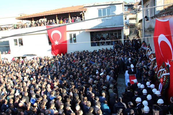 Şehit polis ile minik kızı İrem’i 10 bin kişi uğurladı