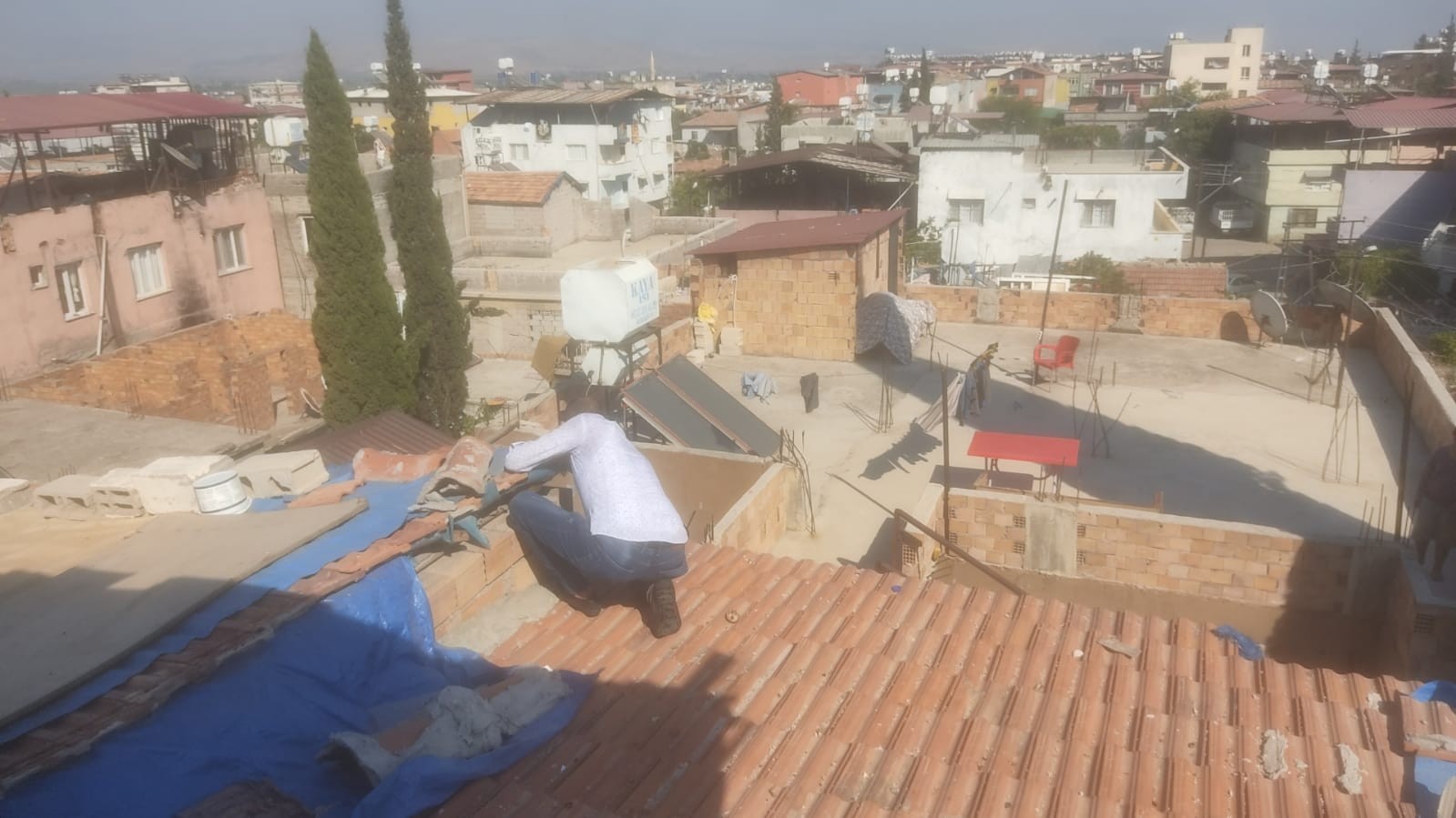 Polis, operasyonda çocuklar korkmasın diye dondurma dağıttı