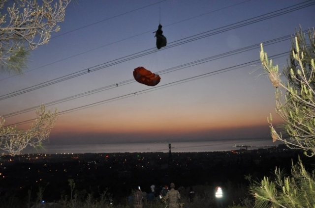 Hatay'da tellere takılan paraşütçü, helikopterin rüzgarıyla yere düştü