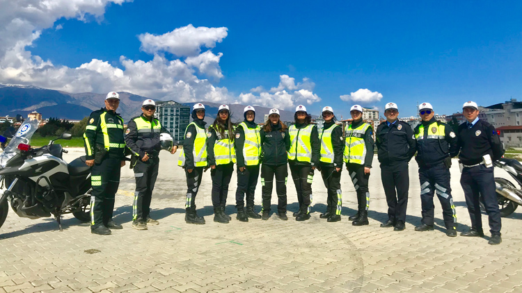 Hatay'da trafiğe yön veren kadın polisler