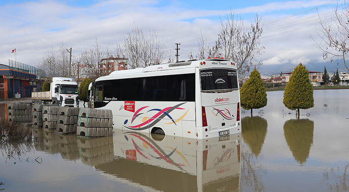 Hatay'da sağanak ve kuvvetli rüzgar nedeniyle bir köprü zarar gördü, tarım arazileri su altında kaldı