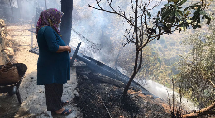 Hatay'da yangın! Alevler evlere sıçradı