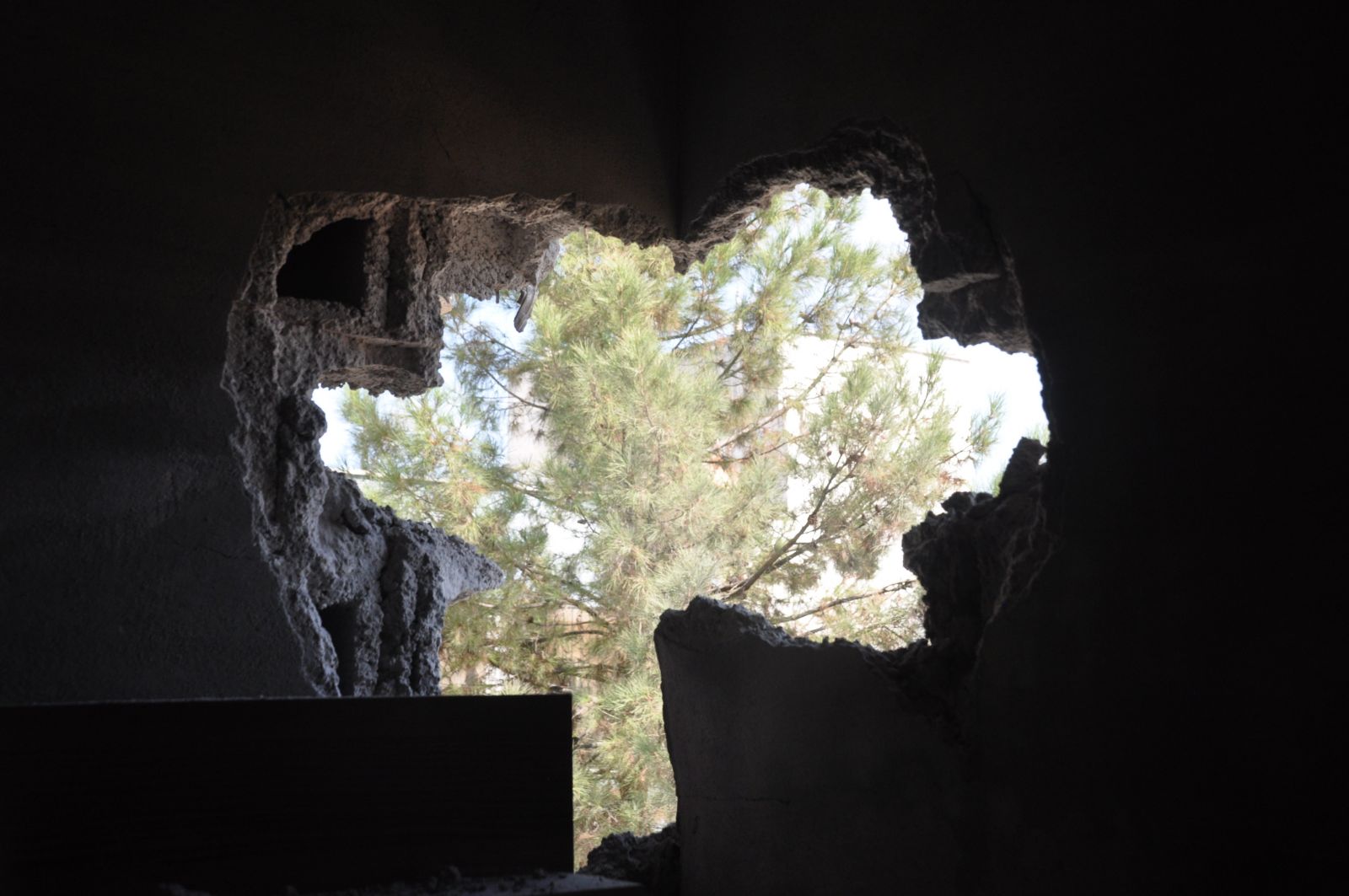 Havan mermisinin isabet ettiği ev harabeye döndü