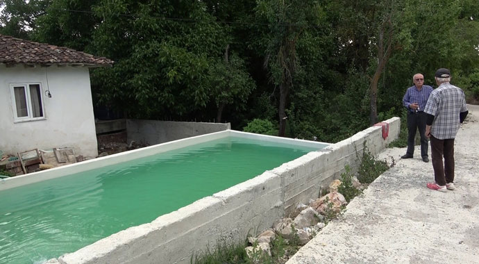 Torunları için köye havuz yaptı