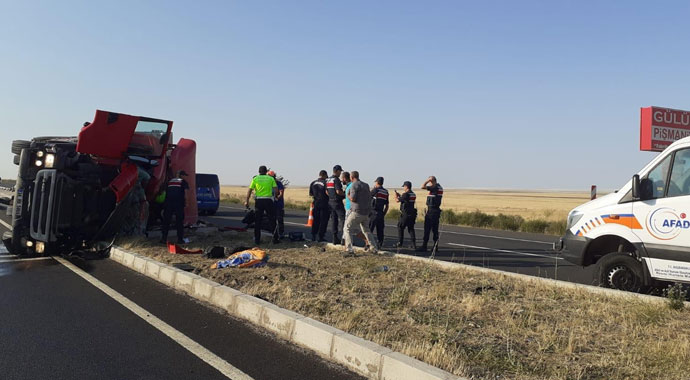 Aksaray'da hayvan yüklü tır devrildi: 2 yaralı