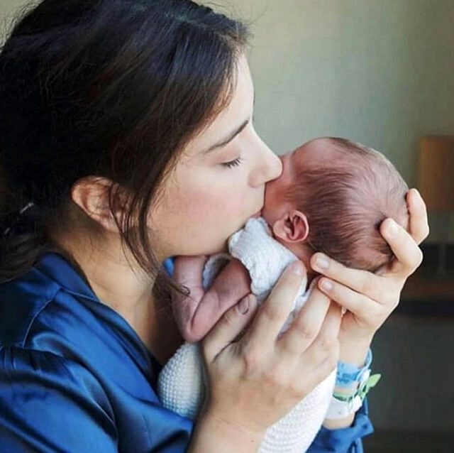 Hazal Kaya, oğlu ile çekilen fotoğrafını paylaştı